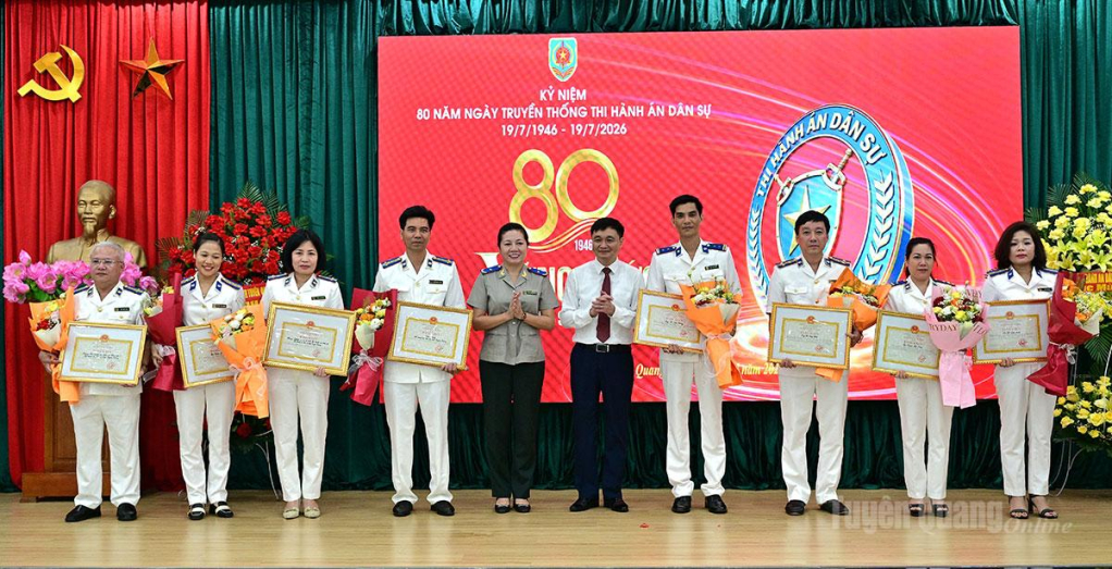 Đồng chí Phó Chủ tịch UBND tỉnh Đỗ Anh Tuấn và đồng chí Trần Thị Phương Hoa, Phó Cục trưởng Cục Quản lý Thi hành án dân sự trao Bằng khen và danh hiệu “Tập thể lao động xuất sắc” của Bộ trưởng Bộ Tư pháp cho tập thể và cá nhân.