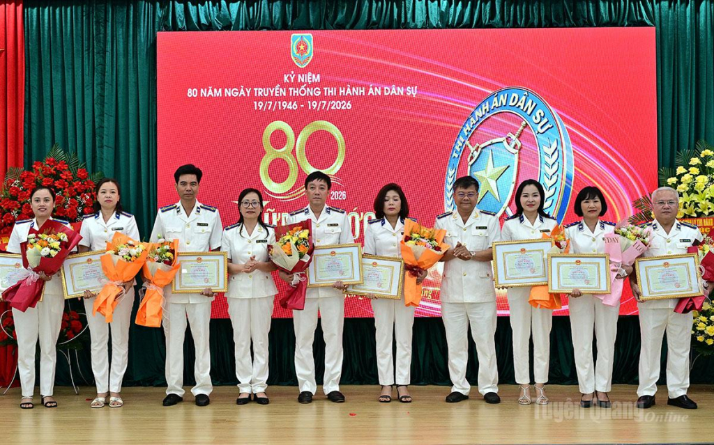 Lãnh đạo Cục Quản lý thi hành án dân sư - Bộ Tư pháp tặng Giấy khen cho các tập thể, cá nhân của Thi hành án dân sự Tuyên Quang.