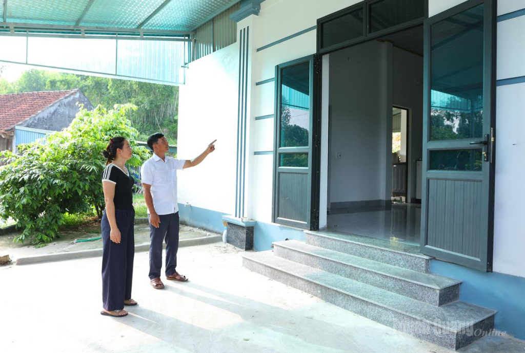 Gia đình chị Lương Thị Phượng, thôn Trấn Kiêng được hỗ trợ kinh phí xóa nhà tạm nhà dột nát.