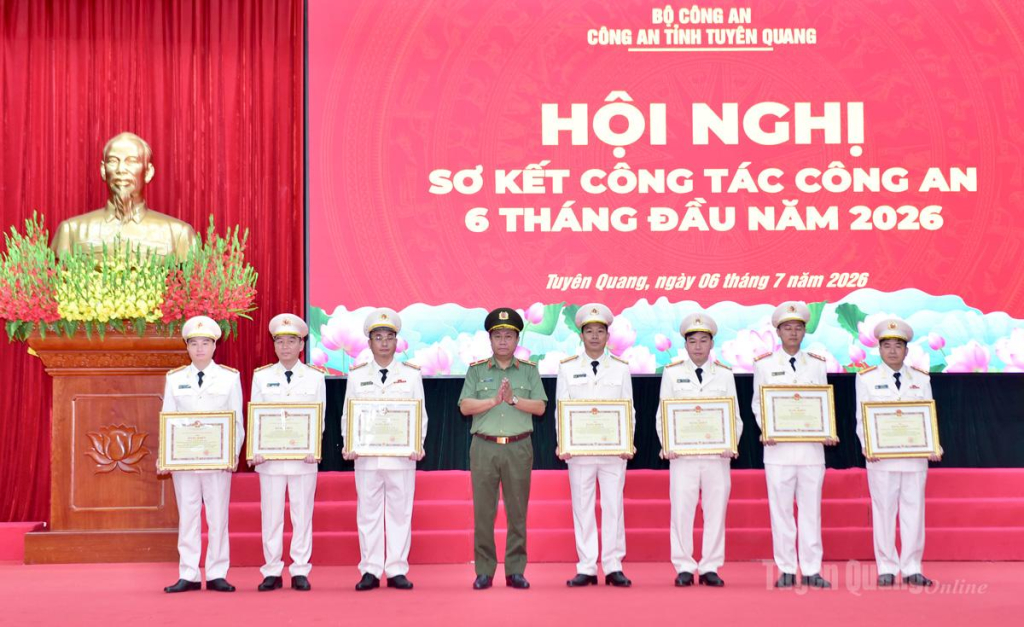 Thừa ủy quyền của Chủ tịch UBND tỉnh, Thiếu tướng Nguyễn Đức Thuận, Giám đốc Công an tỉnh trao Bằng khen của Chủ tịch UBND tỉnh cho các tập thể, cá nhân.
