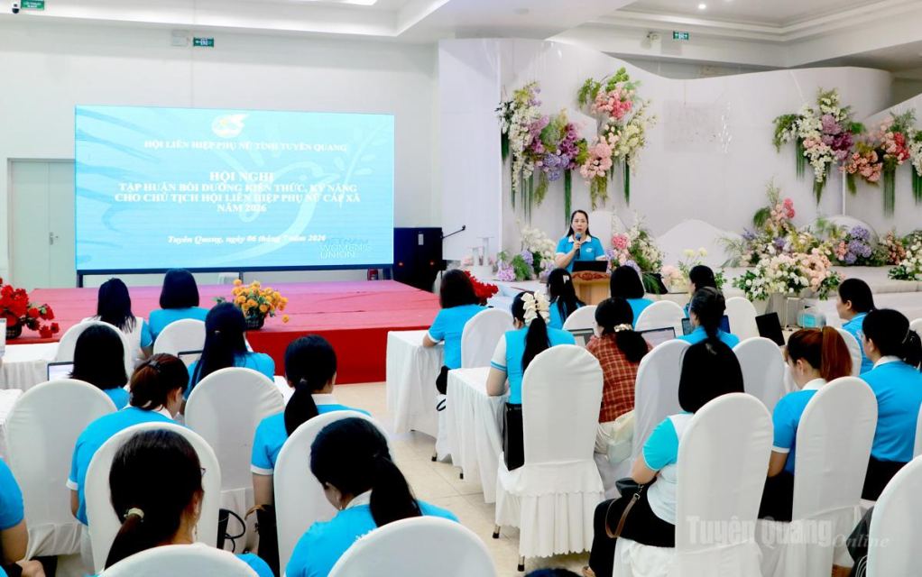 Giảng viên truyền đạt kiến thức, kỹ năng công tác Hội cho Chủ tịch Hội Liên hiệp Phụ nữ cấp xã.