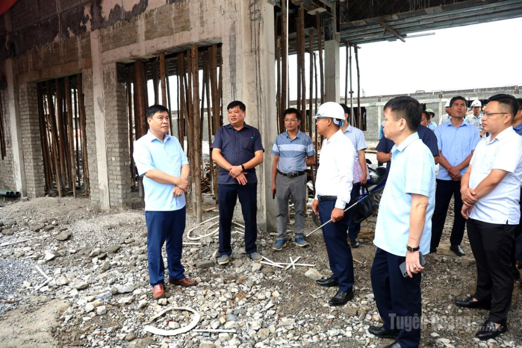 Phó Chủ tịch UBND tỉnh Hoàng Gia Long kiểm tra tiến độ thi công tại công trình.