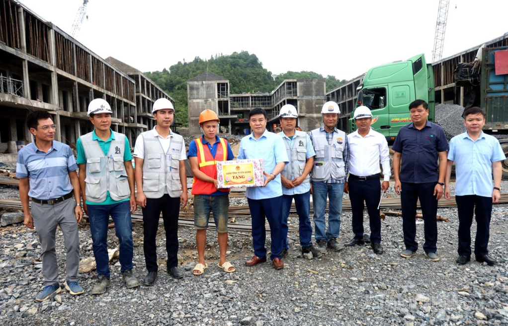 Phó Chủ tịch UBND tỉnh Hoàng Gia Long tặng quà động viên cho công nhân thi công tại công trường.
