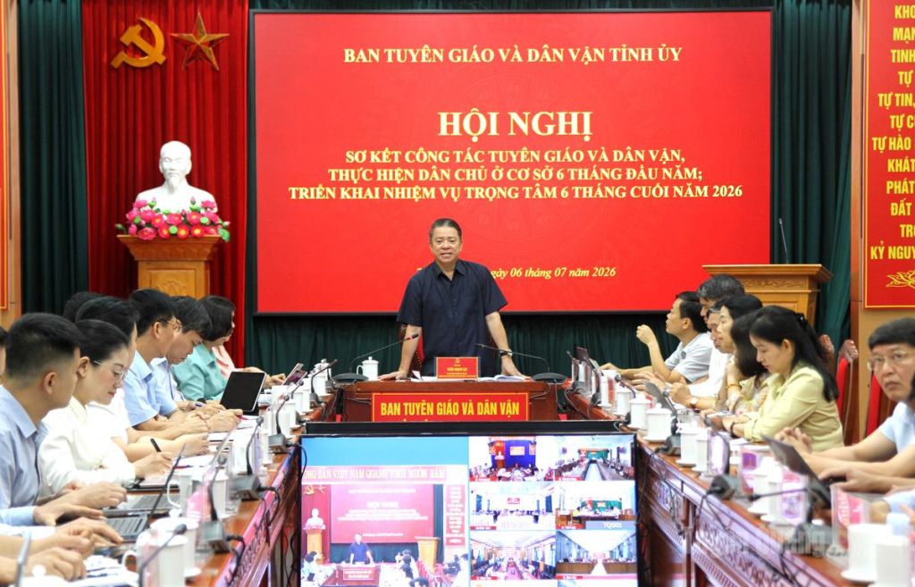 Đồng chí Trưởng Ban Tuyên giáo và Dân vận Tỉnh ủy Trần Mạnh Lợi chủ trì hội nghị.