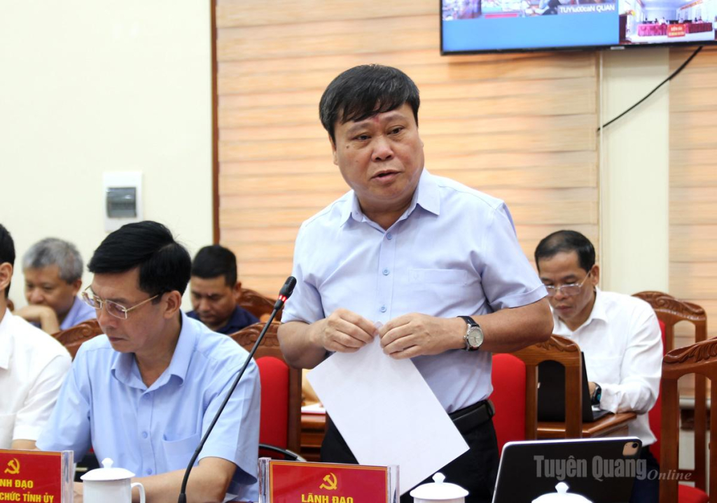 Đồng chí Mai Đức Thông, Giám đốc Báo và phát thanh, truyền hình Tuyên Quang phát biểu tại hội nghị.