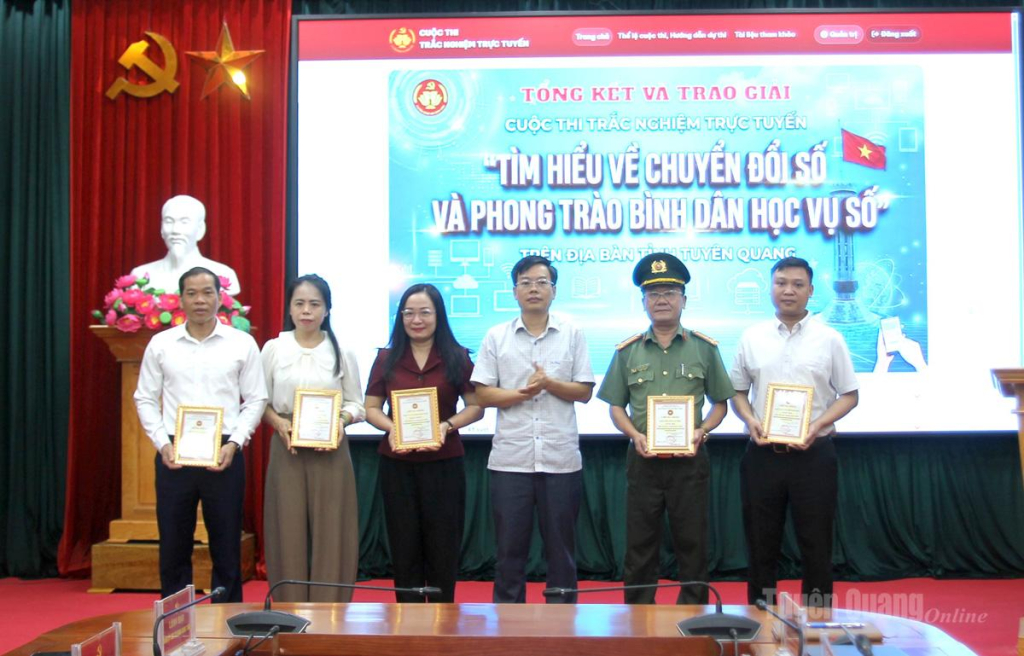 Đồng chí Nguyễn Lam Sơn, Phó Trưởng ban Thường trực Ban Tuyên giáo và Dân vận Tỉnh ủy trao giải Cuộc thi trắc nghiệm trực tuyến.