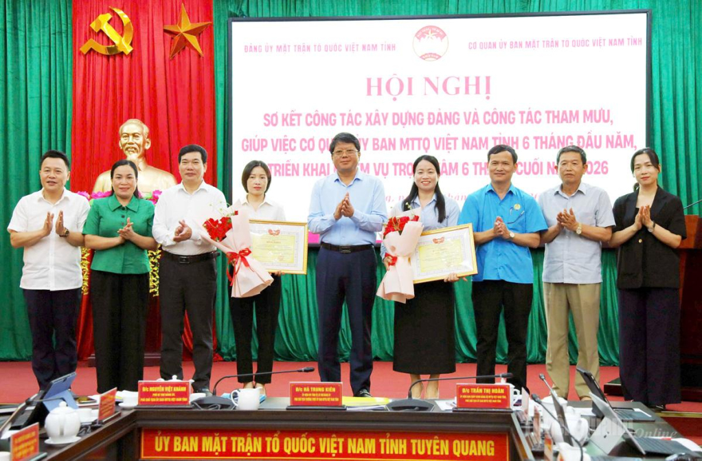 Lãnh đạo Ủy ban MTTQ Việt Nam tỉnh trao trao Bằng khen của Ủy ban Trung ương MTTQ Việt Nam cho  tập thể, cá nhân có thành tích xuất sắc trong công tác tổ chức bầu cử.