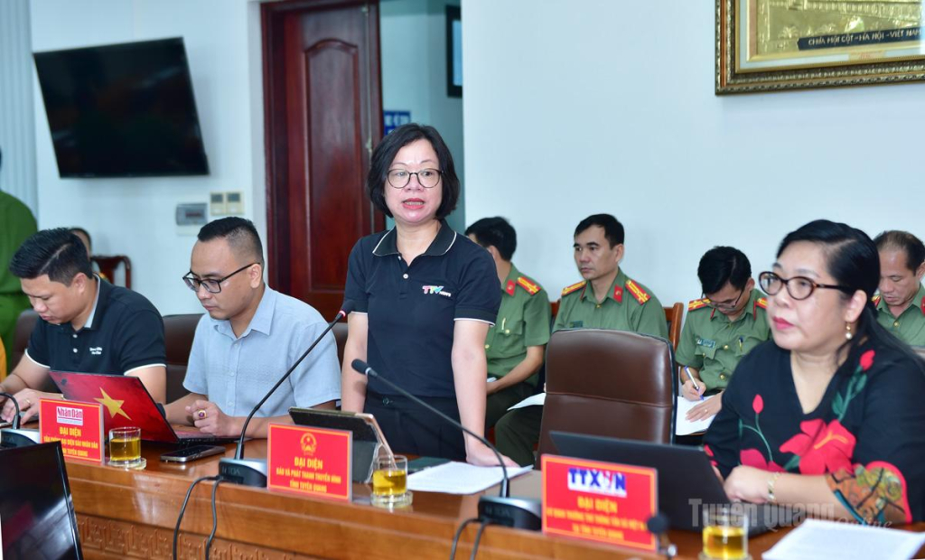 Đại diện Báo và phát thanh, truyền hình Tuyên Quang nêu câu hỏi tại buổi họp báo.