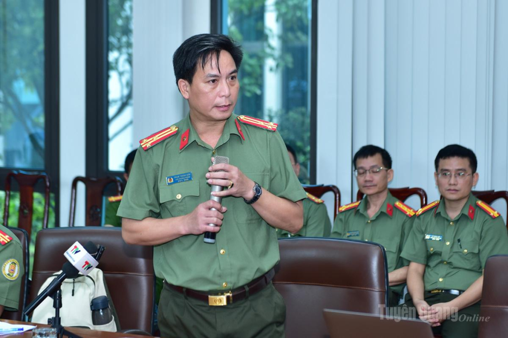 Lãnh đạo Phòng An ninh chính trị nội bộ, Công an tỉnh trả lời nội dung về điều tra, xác minh các nội dung liên quan đến kết quả điểm Kỳ thi tốt nghiệp THPT Quốc gia năm 2026 tại điểm thi Trường THPT Chuyên Tuyên Quang.