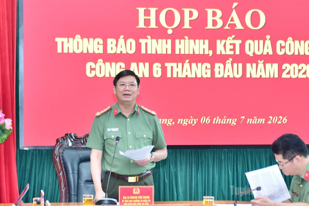 Đại tá Hoàng Văn Mạnh, Phó Giám đốc Công an tỉnh chủ trì họp báo.