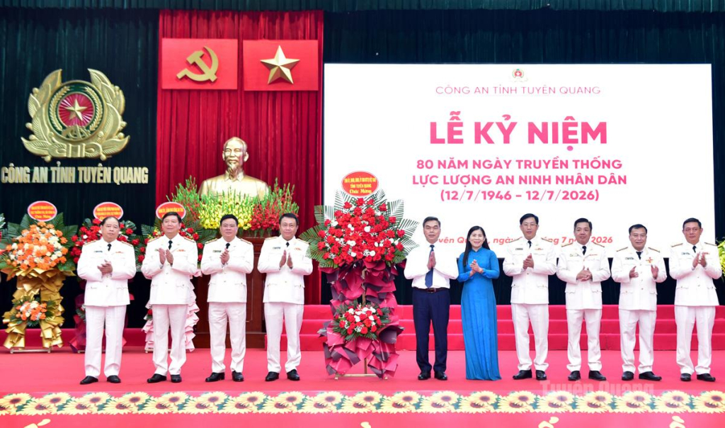 Đồng chí Phó Bí thư Tỉnh ủy, Chủ tịch Ủy Ban MTTQ Việt Nam tỉnh Ma Thế Hồng và Phó Chủ tịch HĐND tỉnh Lê Thị Thanh Trà tặng hoa chúc mừng của Tỉnh uỷ, HĐND, UBND, Uỷ ban MTTQ Việt Nam tỉnh nhân kỷ niệm 80 năm Ngày truyền thống lực lượng An ninh nhân dân.