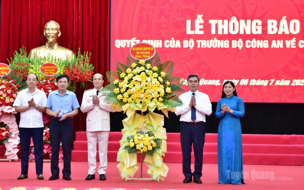 Đồng chí Phó Bí thư Tỉnh ủy, Chủ tịch Ủy Ban MTTQ Việt Nam tỉnh Ma Thế Hồng và Phó Chủ tịch HĐND tỉnh Lê Thị Thanh Trà tặng hoa của Tỉnh uỷ, HĐND, UBND, Uỷ ban MTTQ Việt Nam tỉnh chúc mừng Đại tá Hoàng Trọng Vỹ.
