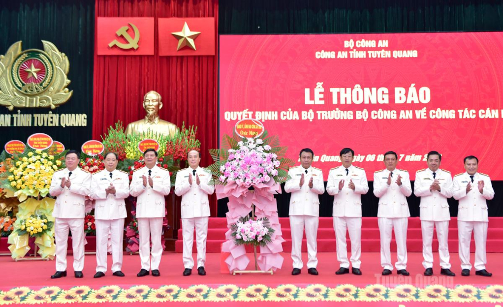 Các đồng chí lãnh đạo Công an tỉnh tặng hoa chúc mừng Đại tá Hoàng Trọng Vỹ.