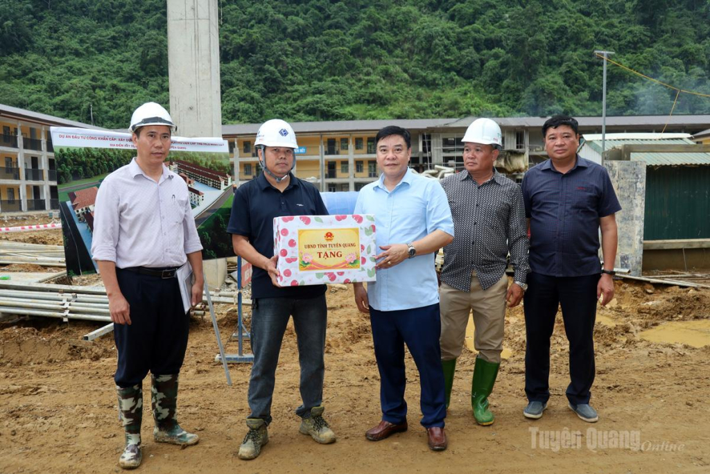 Phó Chủ tịch UBND tỉnh Hoàng Gia Long tặng quà động viên tổ đội công nhân thi công tại công trường dự án Trường phổ thông nội trú liên cấp Minh Tân.