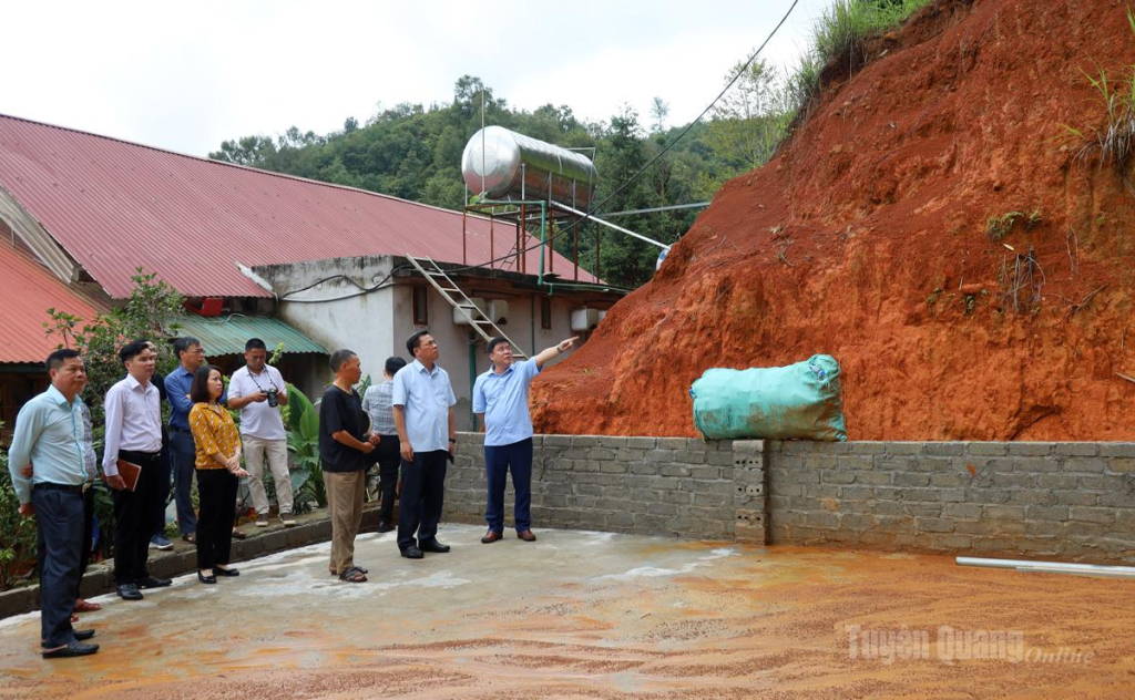 Phó Chủ tịch UBND tỉnh Hoàng Gia Long cùng lãnh đạo một số sở, ngành kiểm tra thực địa khu vực có nguy cơ sạt lở tại thôn Đoàn Kết, xã Đồng Văn.