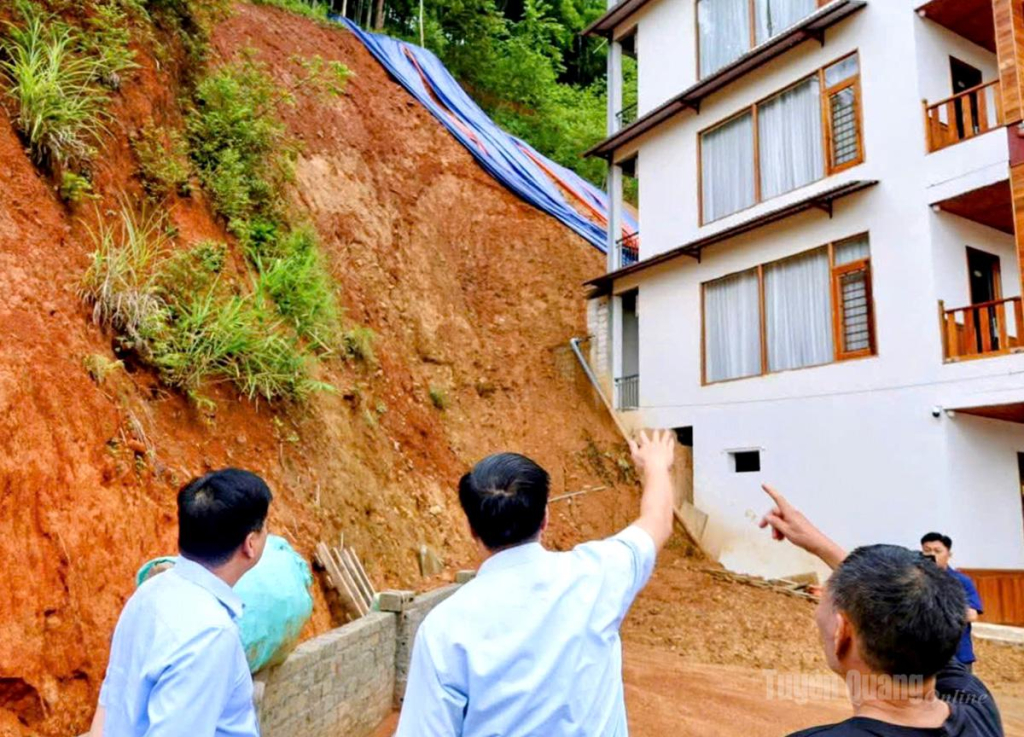 Một góc đồi có nguy cơ sạt lở vào nhà dân ở thôn Đoàn Kết, xã Đồng Văn.