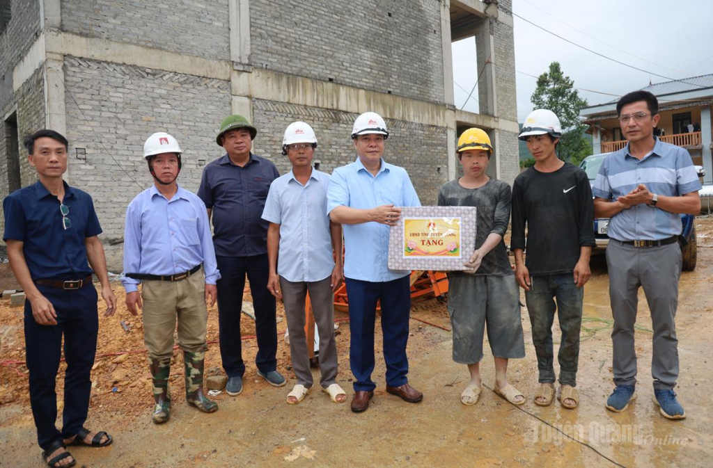 Phó Chủ tịch UBND tỉnh Hoàng Gia Long tặng quà cho các tổ đội thi công công trình Trường phổ thông nội trú liên cấp Phố Bảng.