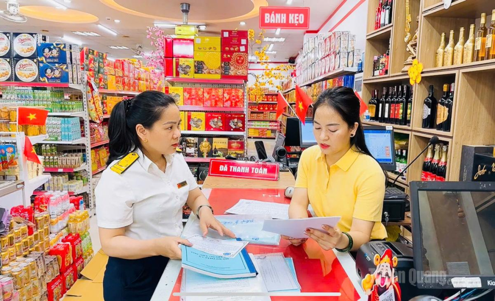 Cán bộ Thuế cơ sở 1 hỗ trợ người nộp thuế các thủ tục về thuế, tránh nợ mới phát sinh.