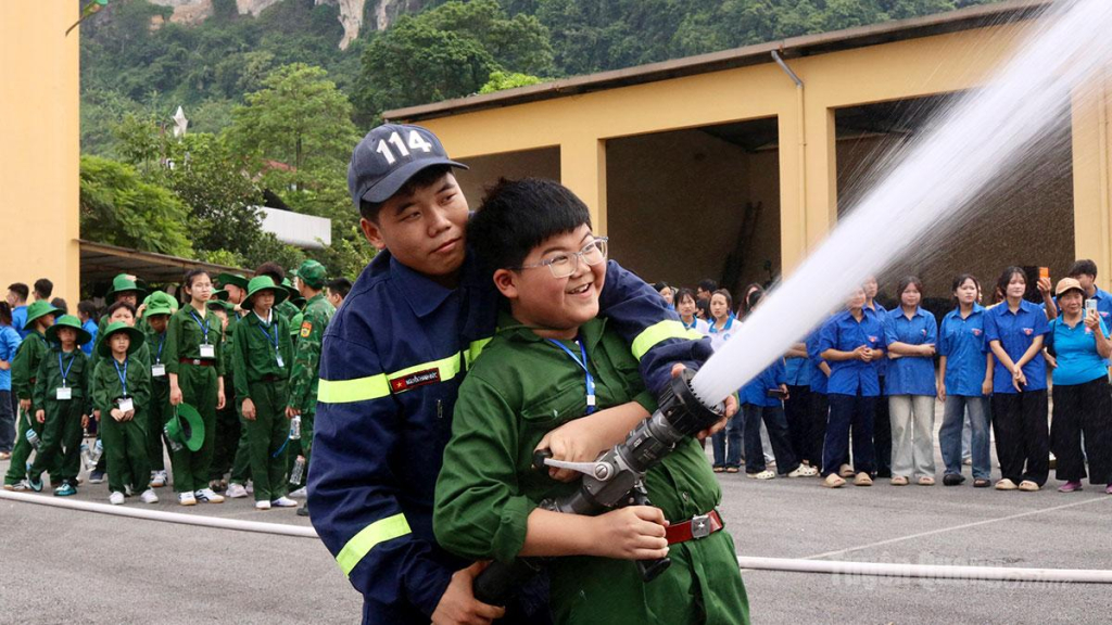 Học sinh được trải nghiệm thực hành chữa cháy dưới sự hướng dẫn của cán bộ Cảnh sát PCCC và CNCH.
