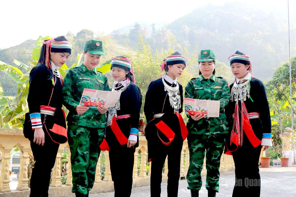 Cán bộ, chiến sĩ Bộ đội Biên phòng tuyên truyền pháp luật cho học sinh dân tộc thiểu số trên địa bàn xã Lao Chải.