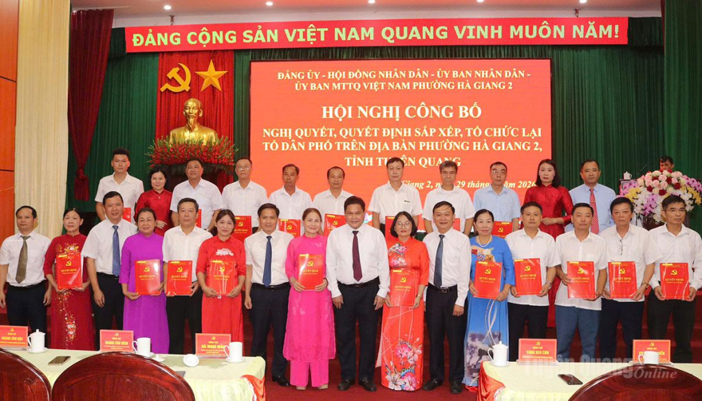Lãnh đạo phường Hà Giang 2 trao Quyết định chỉ định Bí thư chi bộ các tổ dân phố trên địa bàn.