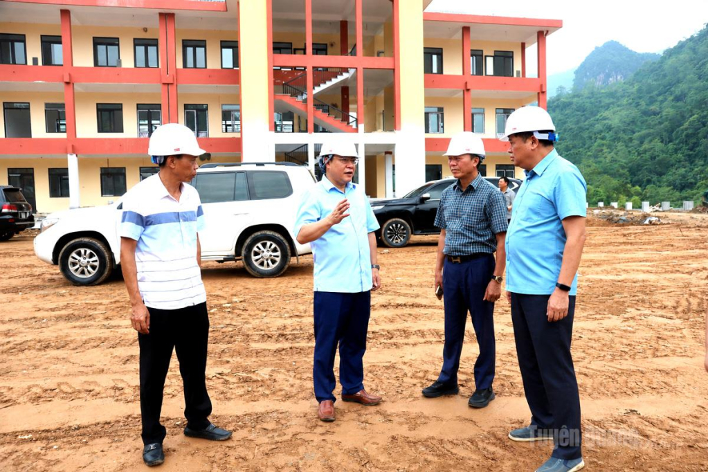 Phó Chủ tịch UBND tỉnh Hoàng Gia Long kiểm tra thực tế tiến độ thi công dự án Trường Phổ thông nội trú liên cấp Thanh Thủy.
