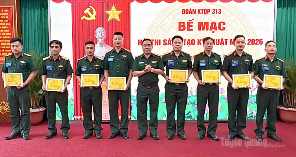Ban Tổ chức trao giải cho các sáng kiến tiêu biểu.