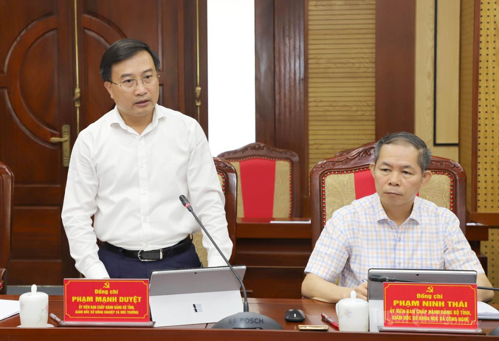 Giám đốc Sở Nông nghiệp và Môi trường thảo luận tại hội nghị.