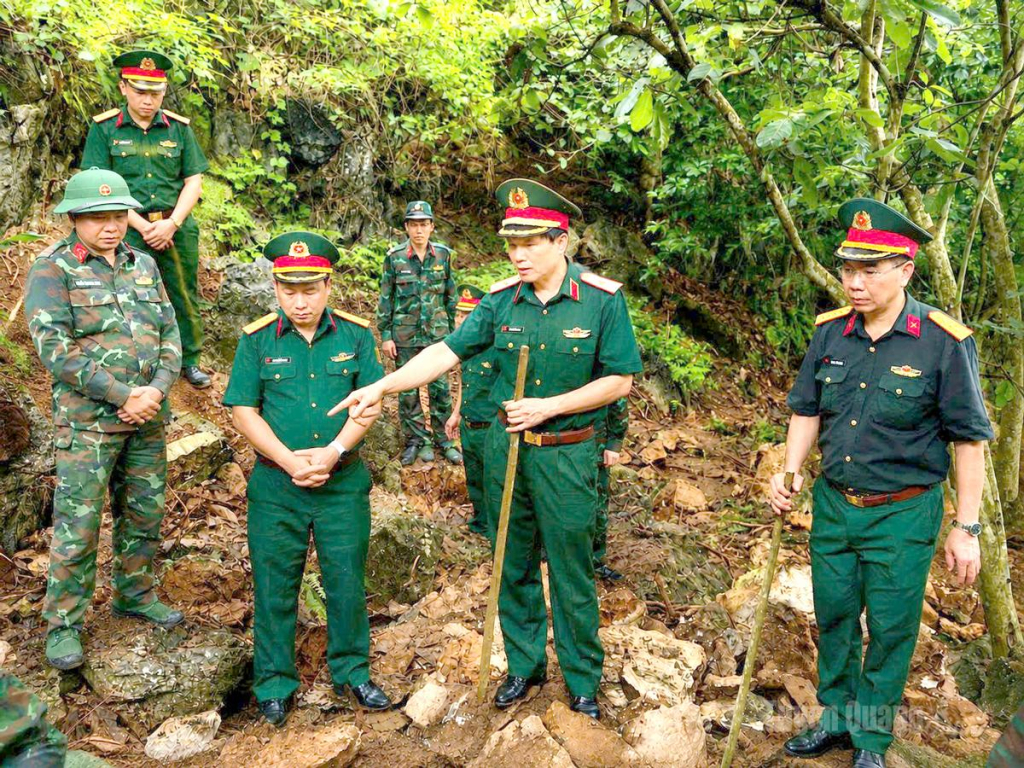 Thiếu tướng Nguyễn Hồng Thái (thứ 2 bên phải), Phó Chính ủy Quân khu 2 kiểm tra công tác tìm kiếm, quy tập hài cốt liệt sĩ tại điểm cao 400 đá.