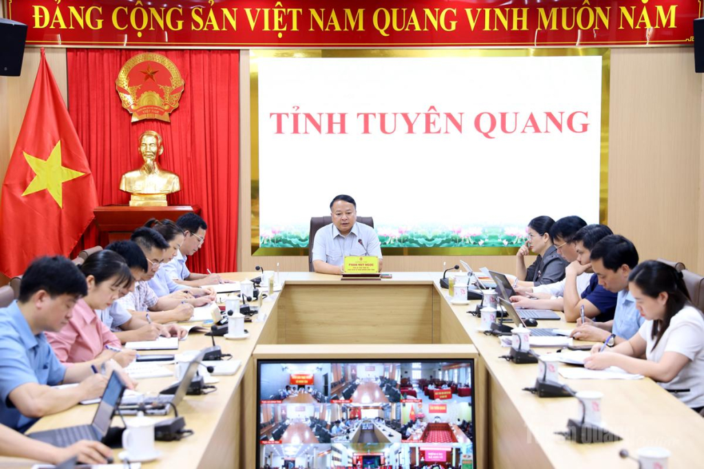 Chủ tịch UBND tỉnh Phan Huy Ngọc chủ trì cuộc họp.