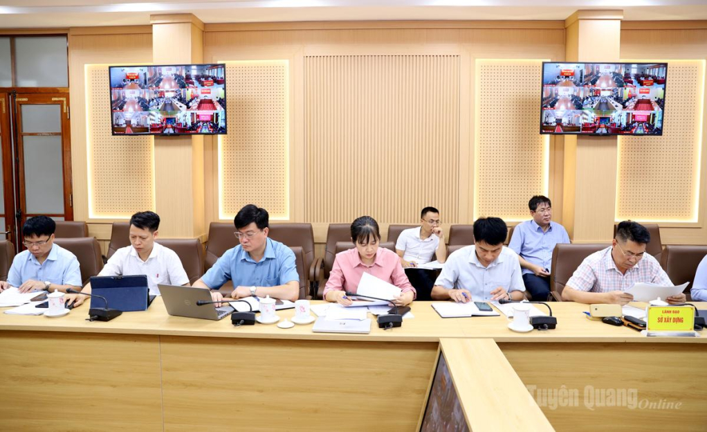 Lãnh đạo một số sở, ngành dự cuộc họp.
