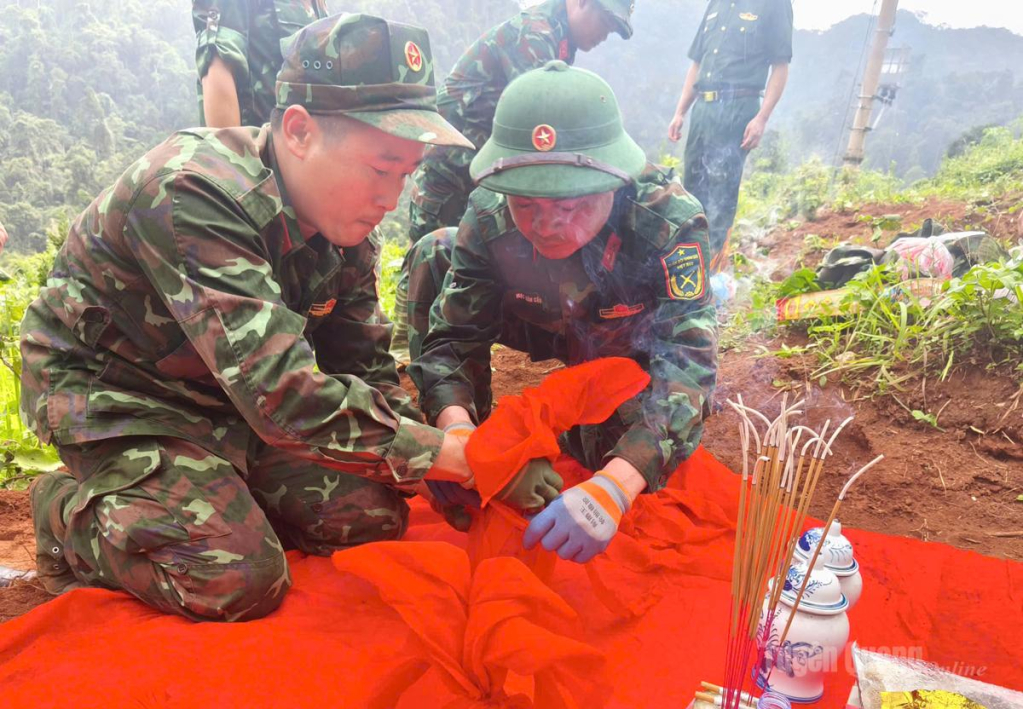 Lực lượng tìm kiếm tiến hành cất bốc, quy tập hài cốt liệt sĩ.