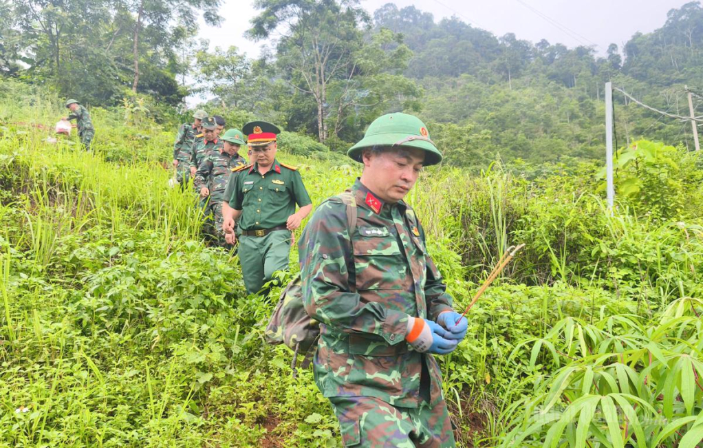 Cán bộ, chiến sĩ Đội Tìm kiếm, quy tập hài cốt liệt sĩ vượt địa hình hiểm trở đến khu vực tìm kiếm tại thôn Hoàng Lỳ Pả.