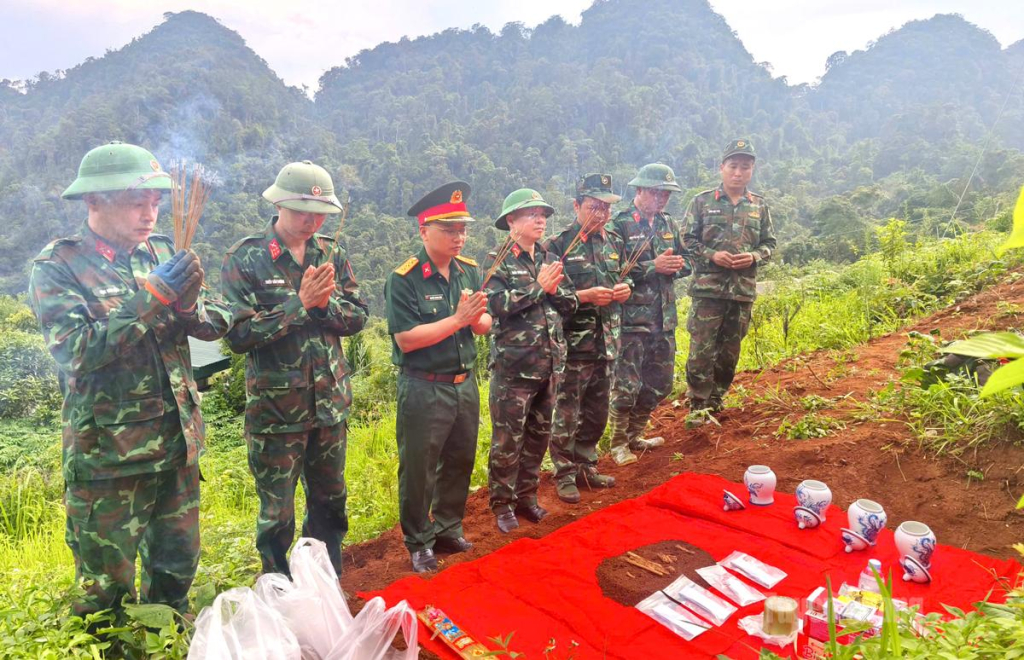 Thượng tá Nguyễn Trung Kiên cùng cán bộ, chiến sĩ dâng hương các Anh hùng liệt sĩ tại khu vực quy tập.