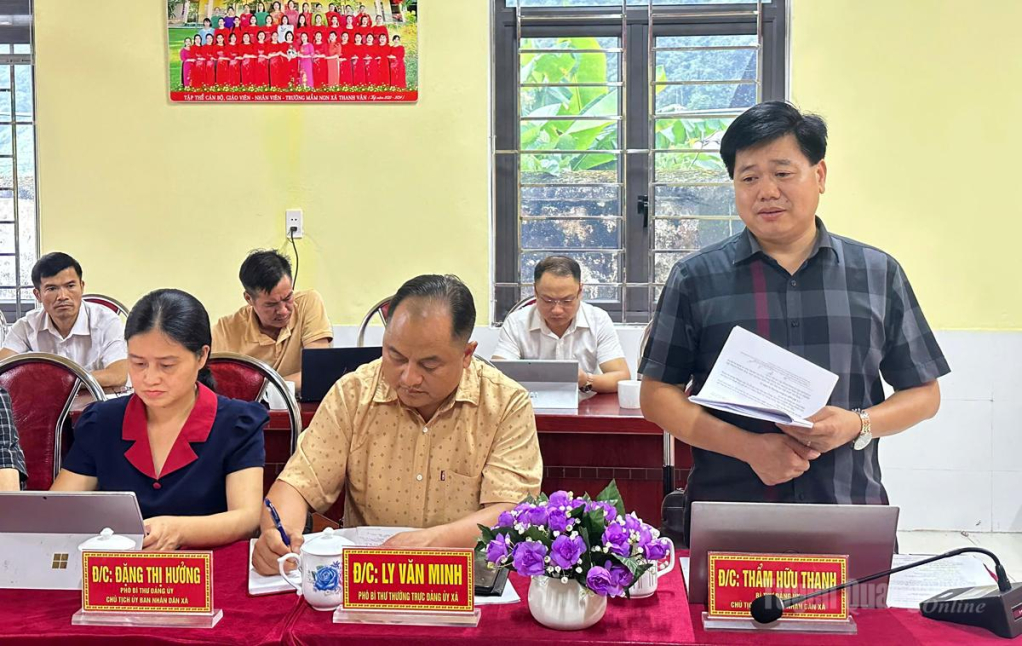 Lãnh đạo xã Nghĩa Thuận báo cáo với đoàn công tác tình hình lãnh đạo, chỉ đạo, tổ chức triển khai thực hiện các nhiệm vụ tại địa phương.