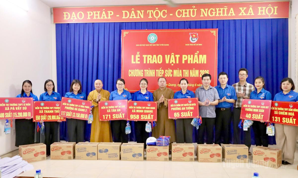 Ban Trị sự Giáo hội Phật giáo Việt Nam tỉnh Tuyên Quang trao vật phẩm hỗ trợ tại các điểm thi trong chương trình Tiếp sức mùa thi năm 2026.
