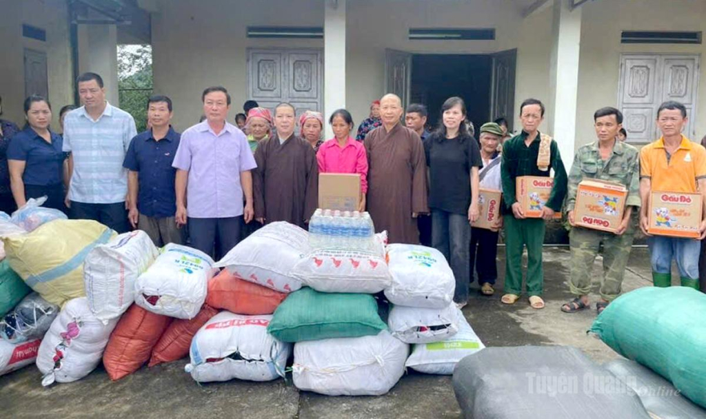 Ban Trị sự Giáo hội Phật giáo Việt Nam tỉnh Tuyên Quang hỗ trợ nhu yếu phẩm đến tay người dân bị ảnh hưởng bão lũ trên địa bàn tỉnh.