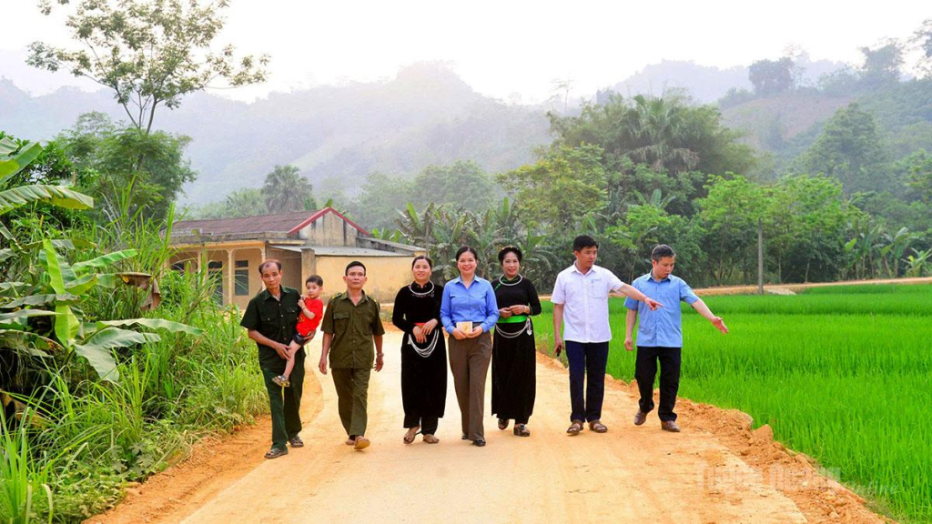 Anh Phạm Đình Thắng (thứ 2 từ phải sang trái), Trưởng thôn Đoàn Kết, xã Lực Hành vận động Nhân dân hiến đất mở rộng nền đường giao thông nông thôn.
