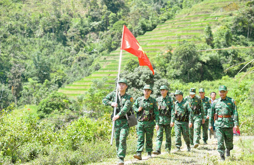 Đường tuần tra của cán bộ, chiến sĩ Đồn Biên phòng Cửa khẩu Quốc tế Thanh Thủy  và Tổ tự quản bảo vệ đường biên, cột mốc trên tuyến biên giới thôn Nặm Ngặt.
