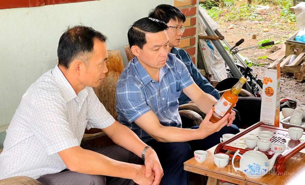 Các đồng chí lãnh đạo xã Bình Ca thăm, khảo sát HTX nhãn lồng và mật ong của ông Đào Tiến Xuân.