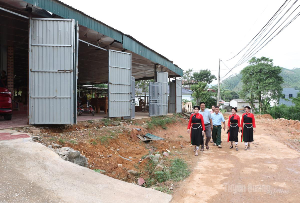 Bà con DTTS thôn Lãng Nhiêu, xã Phú Lương   tự nguyện hiến đất làm đường.