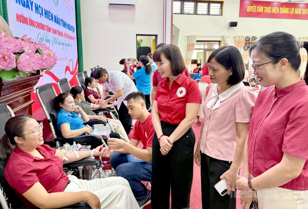 Lãnh đạo Hội CTĐ tỉnh động viên cán bộ, công chức,  viên chức người lao động xã Sơn Dương hiến máu tại Ngày hội.