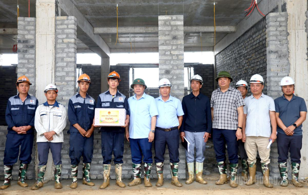 Đồng chí Hoàng Gia Long, Ủy viên Ban Thường vụ Tỉnh ủy, Phó Chủ tịch UBND tỉnh tặng quà cho các tổ thợ thi công dự án Trường Phổ thông nội trú liên cấp Xín Mần.