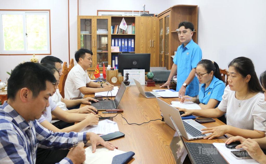 Đồng chí Nguyễn Hùng Mạnh, Phó Chủ tịch Liên đoàn Lao động tỉnh, Trưởng Đoàn giám sát phát biểu tại buổi làm việc.