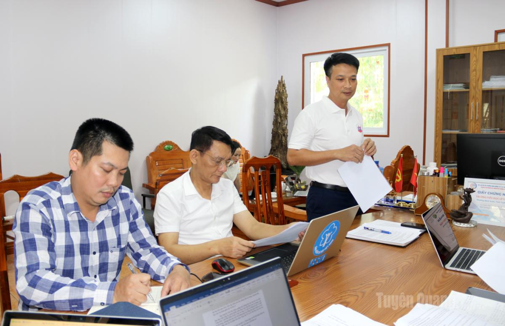 Lãnh đạo Trường Tiểu học Lê Văn Tám báo cáo làm rõ các nội dung Đoàn giám sát quan tâm.