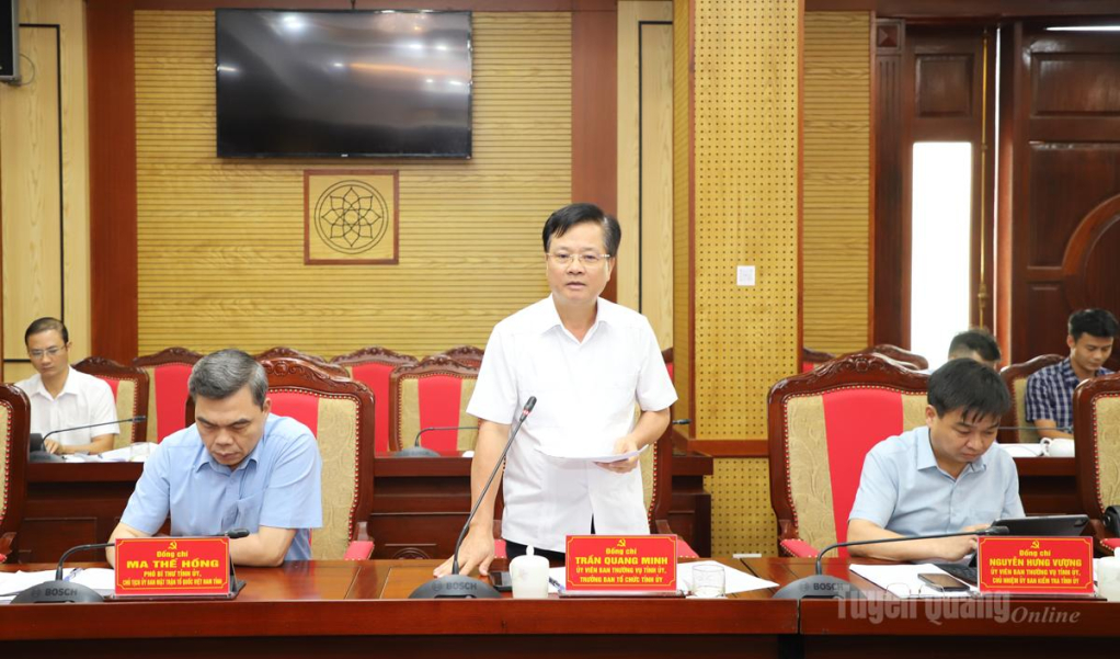 Trưởng Ban Tổ chức Tỉnh ủy Trần Quang Minh thảo luận tại hội nghị.