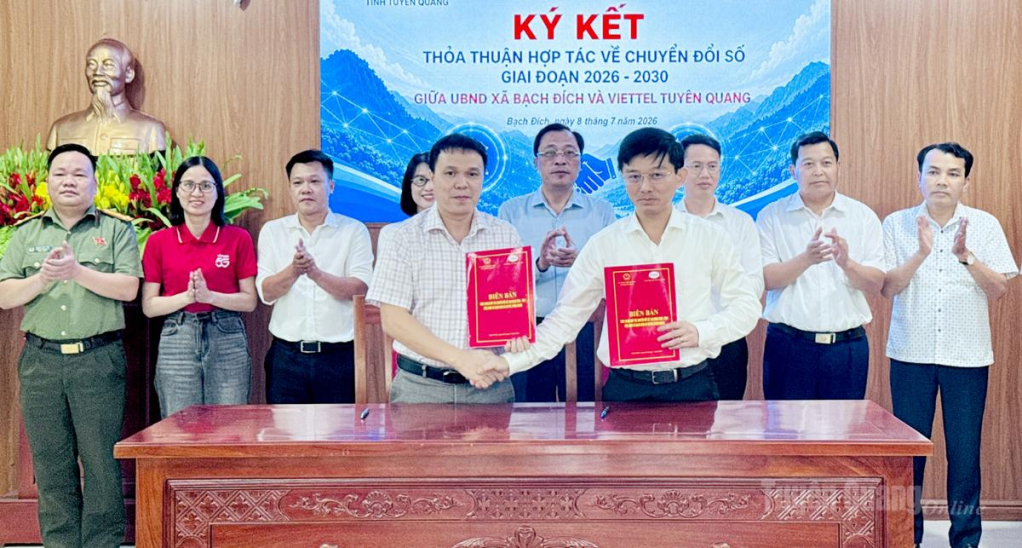 Lãnh đạo UBND xã Bạch Đích và Viettel Tuyên Quang ký kết thỏa thuận hợp tác.