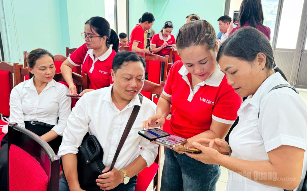 Cán bộ Viettel Tuyên Quang hướng dẫn đội ngũ cán bộ thôn đăng nhập, sử dụng các ứng dụng số phục vụ công việc.