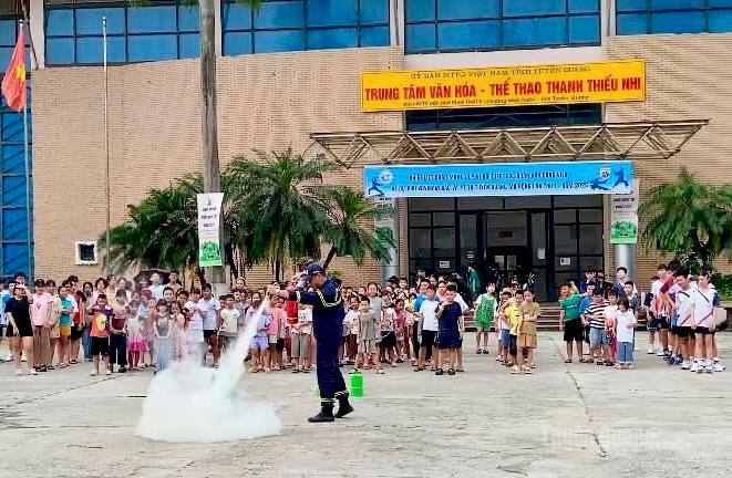 Cán bộ Phòng cảnh sát PCCC và CNCH hướng dẫn dùng bình chữa cháy dập lửa.