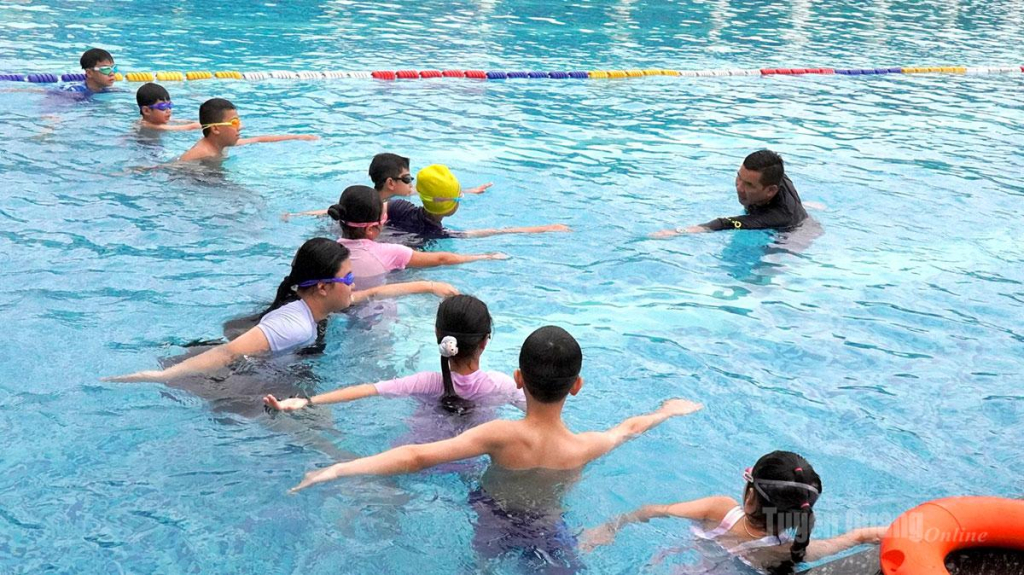 Các em thiếu nhi được rèn luyện kỹ năng bơi và phòng, chống đuối nước tại Trung tâm Văn hóa - Thể thao Thanh thiếu nhi tỉnh.